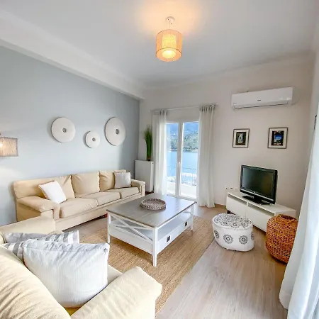 Beautiful House By The Sea Feriehus Poros Town